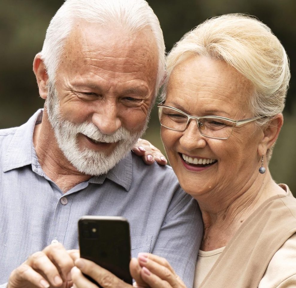 Inclusão digital: 04 dicas para ajudar uma pessoa idosa a usar o celular